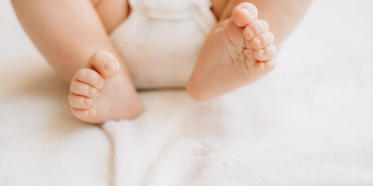 Penyebab BAB Bayi Berlendir dan Berbiji