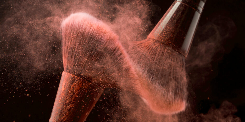 membersihkan kuas make up