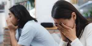 Haruskah bertahan dari suami yang kasar?