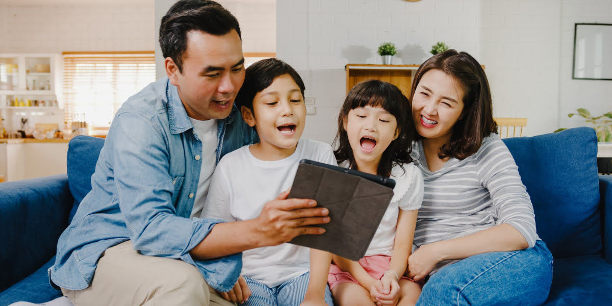 Семья за компьютером. What is the sharenting. Ленивая мама картинки. Asian Family watching Phone.