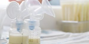 Cara memompa asi yang benar