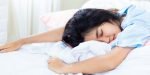 Jarang Diketahui, Ini 3 Manfaat Tidur Tanpa Bantal!