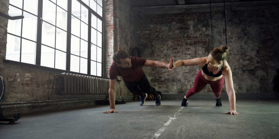 Pria melakukan gerakan burpees dengan ekspresi fokus dan berenergi