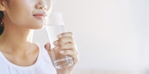 minum banyak air putih