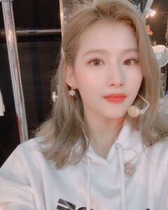 Puppy eye ala Sana TWICE