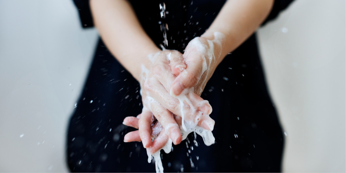 mencuci luka dengan sabun dan air mengalir