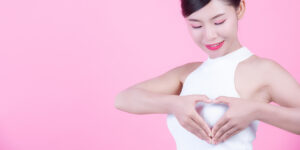 penyebab benjolan di payudara