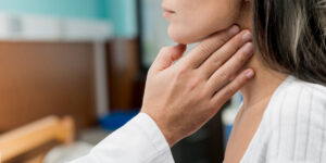 cara mengatasi benjolan di leher dengan daun sirih