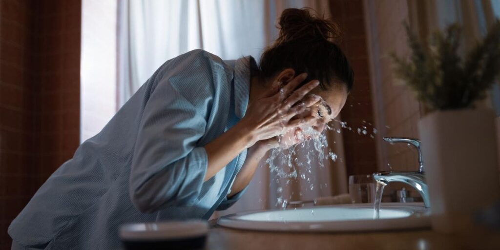 manfaat mencuci wajah dengan air hangat