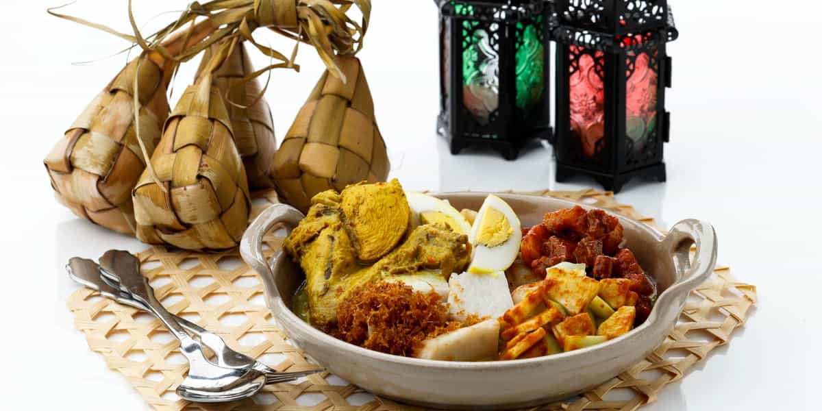 ketupat lebaran rendang opor makanan berlemak tips makan sehat saat lebaran