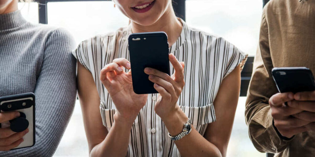 cara berkenalan dengan orang baru di media sosial atau aplikasi kencan online
