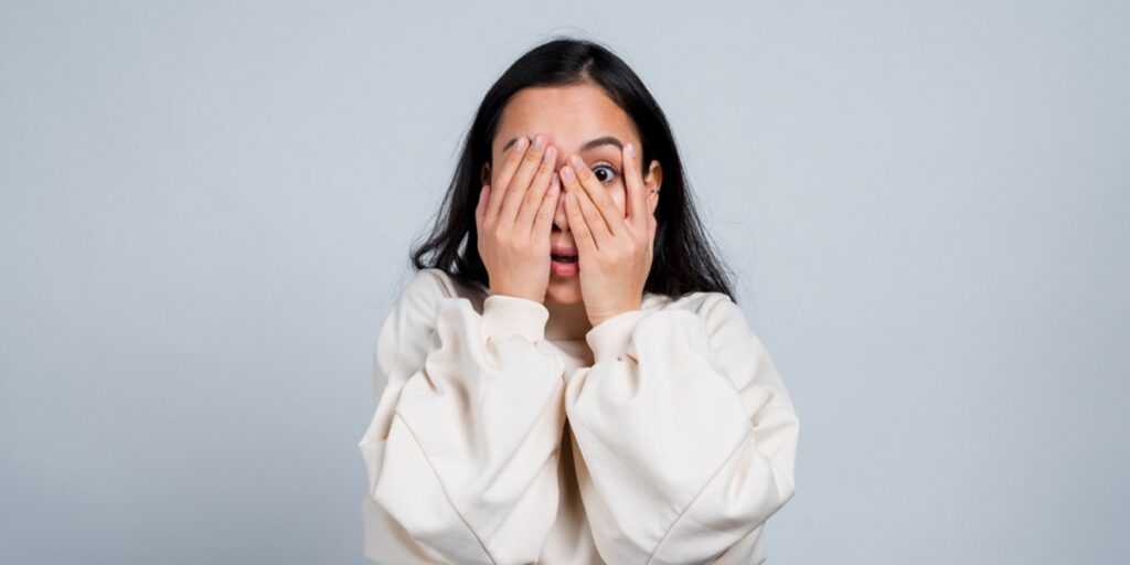 scopophobia takut kontak mata dengan orang lain