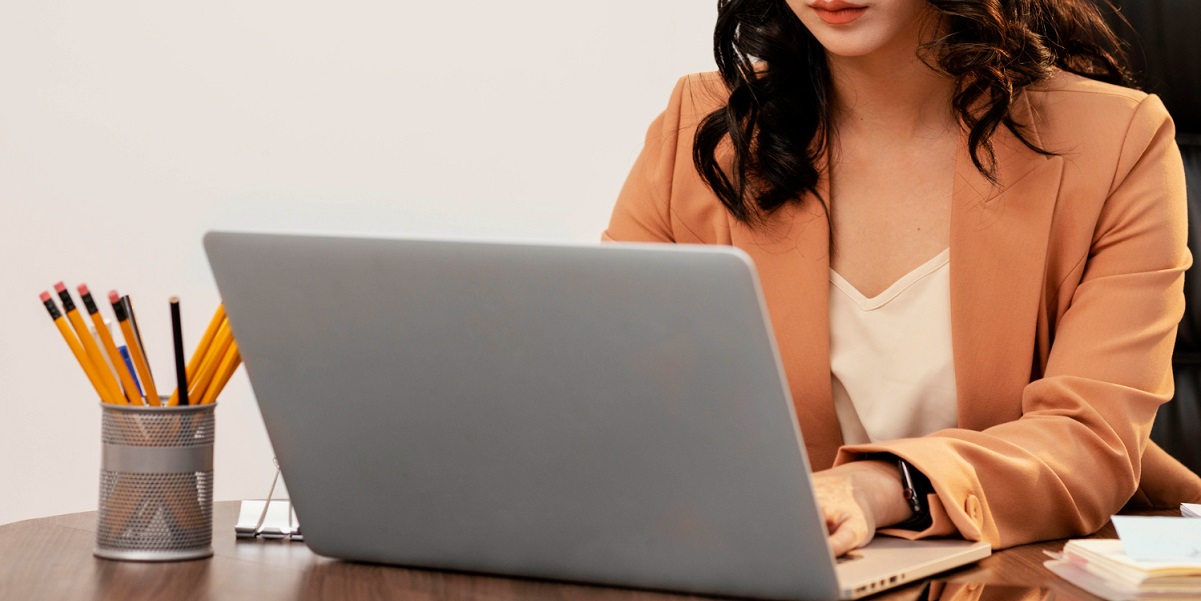 terlalu lama di depan laptop bisa menjadi penyebab begini cara mencegah mata minus