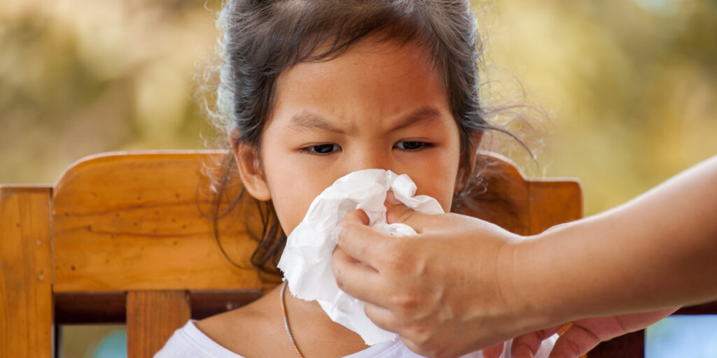 cara mengatasi mimisan pada anak