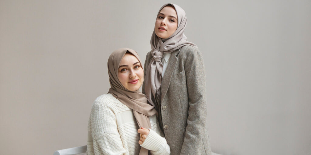 warna baju abu-abu cocok dengan jilbab warna apa