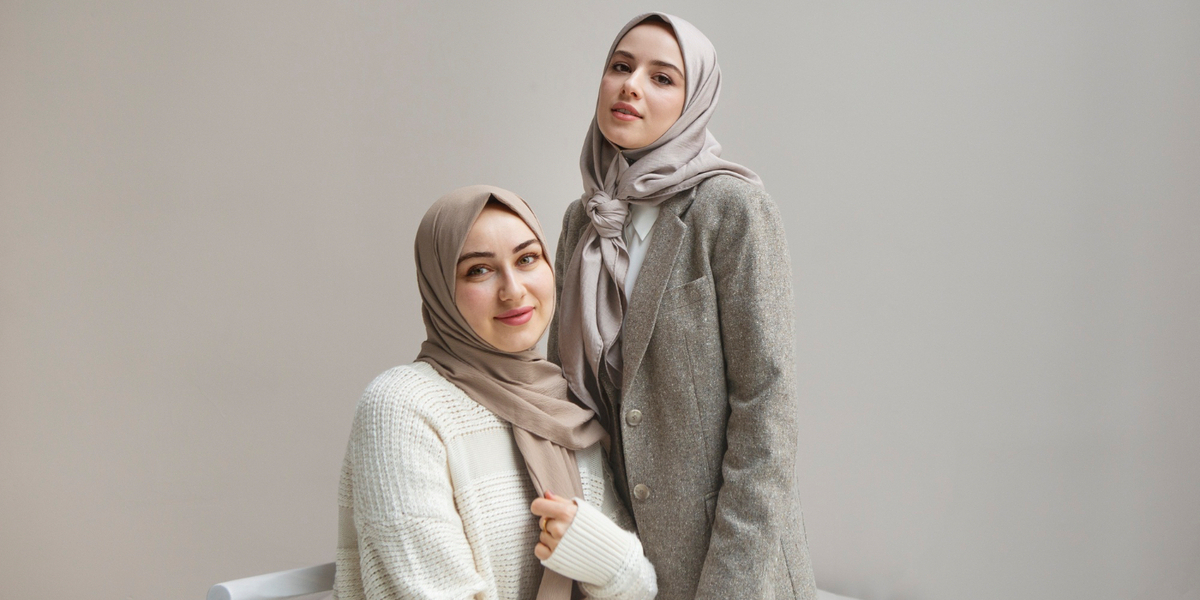 warna baju abu-abu cocok dengan jilbab warna apa